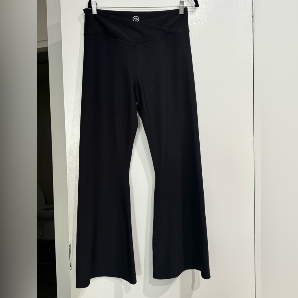 NWOT Movetheory athletic/ yoga flare black pants